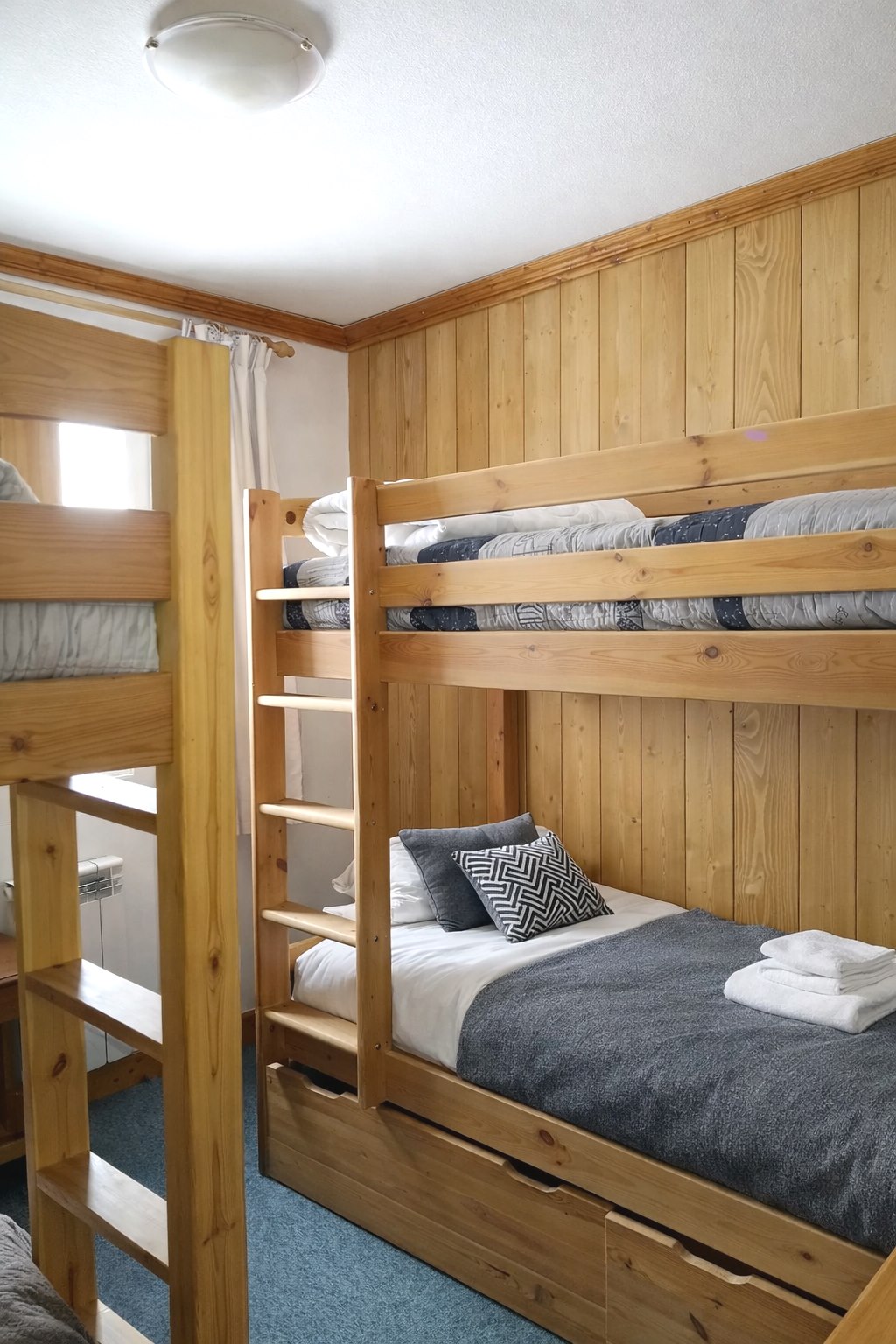 Chambre principale avec lit double et vue montagne