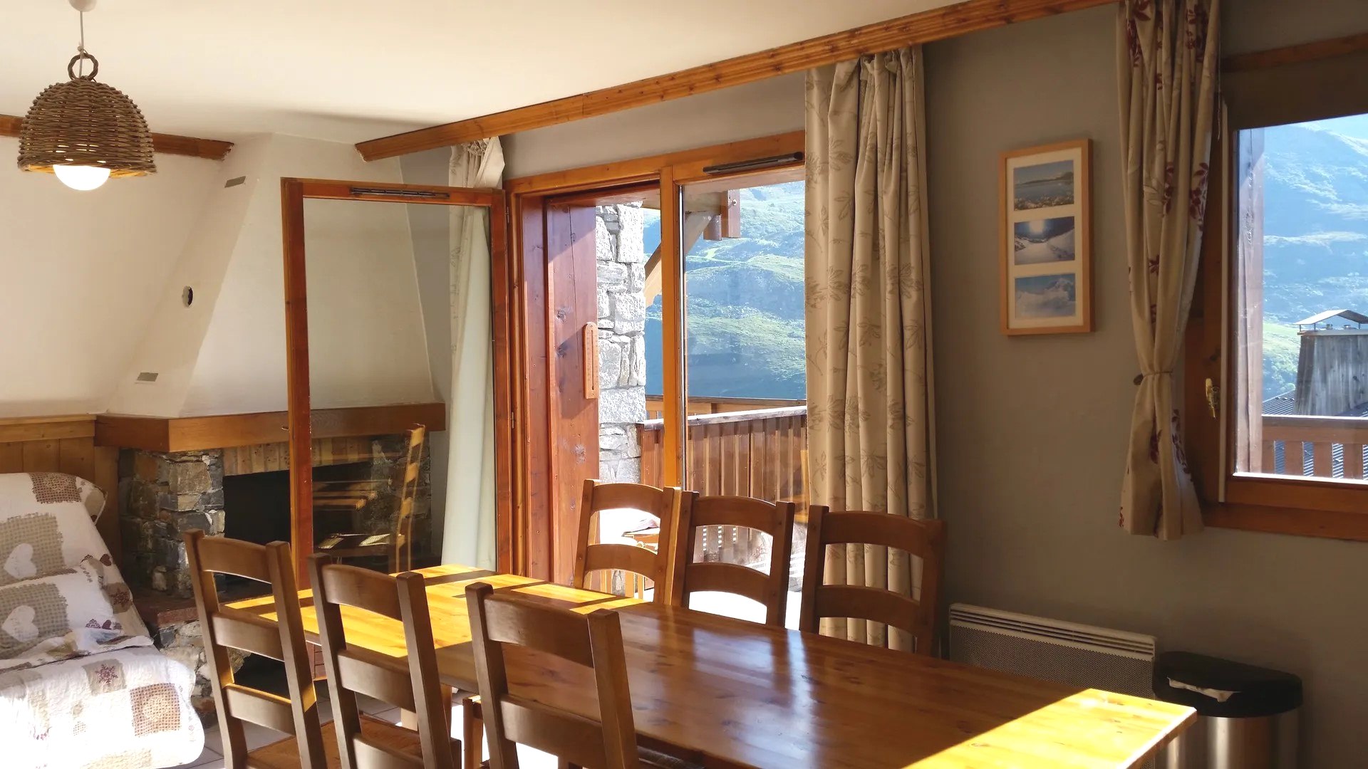 Cheminée dans le séjour du Chalet Cembro