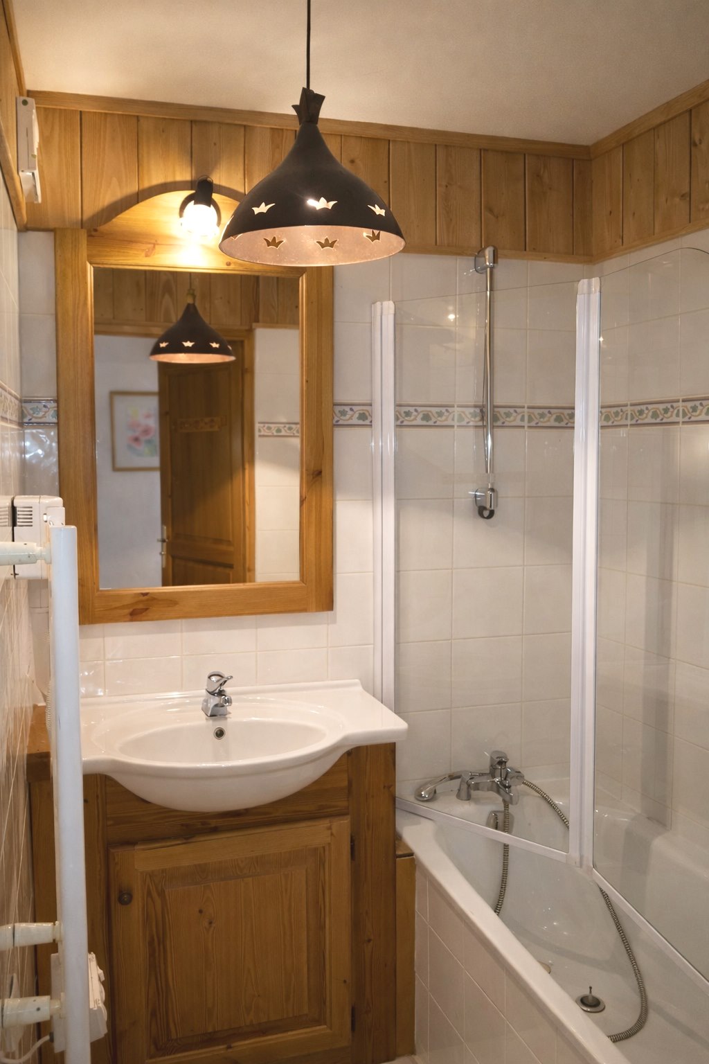 Salle de bain principale avec baignoire